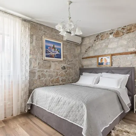And Petra Pensionat Split
