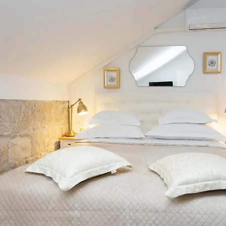 And Petra Pensionat Split